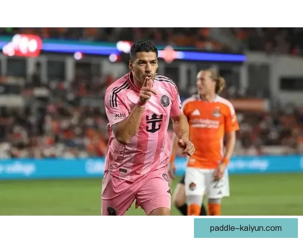 苏亚雷斯技术特点分析：控球能力强，射门精准，盘带灵活，传球视野广。